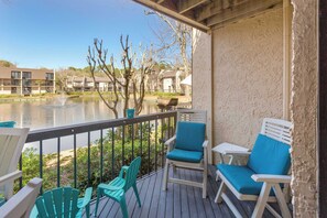Terrace/patio - Spacious 1BR Island Club Steps to Beach (Hilton Head Island)