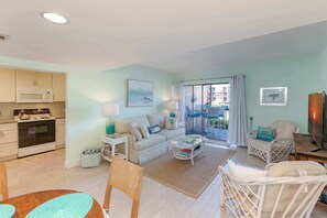 TV - Spacious 1BR Island Club Steps to Beach (Hilton Head Island)