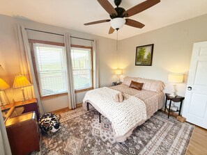 2 bedrooms, iron/ironing board, travel cot, free WiFi - 360° Mountain Views! 
1 mile off 77, Pride’s Mountain Guest House and Farm Stay (Bastian)