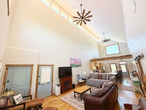 Smart TV, fireplace, books - 360° Mountain Views! 
1 mile off 77, Pride’s Mountain Guest House and Farm Stay (Bastian)