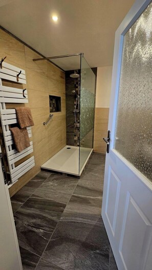 Dusche, Haartrockner, Handtücher, Seife