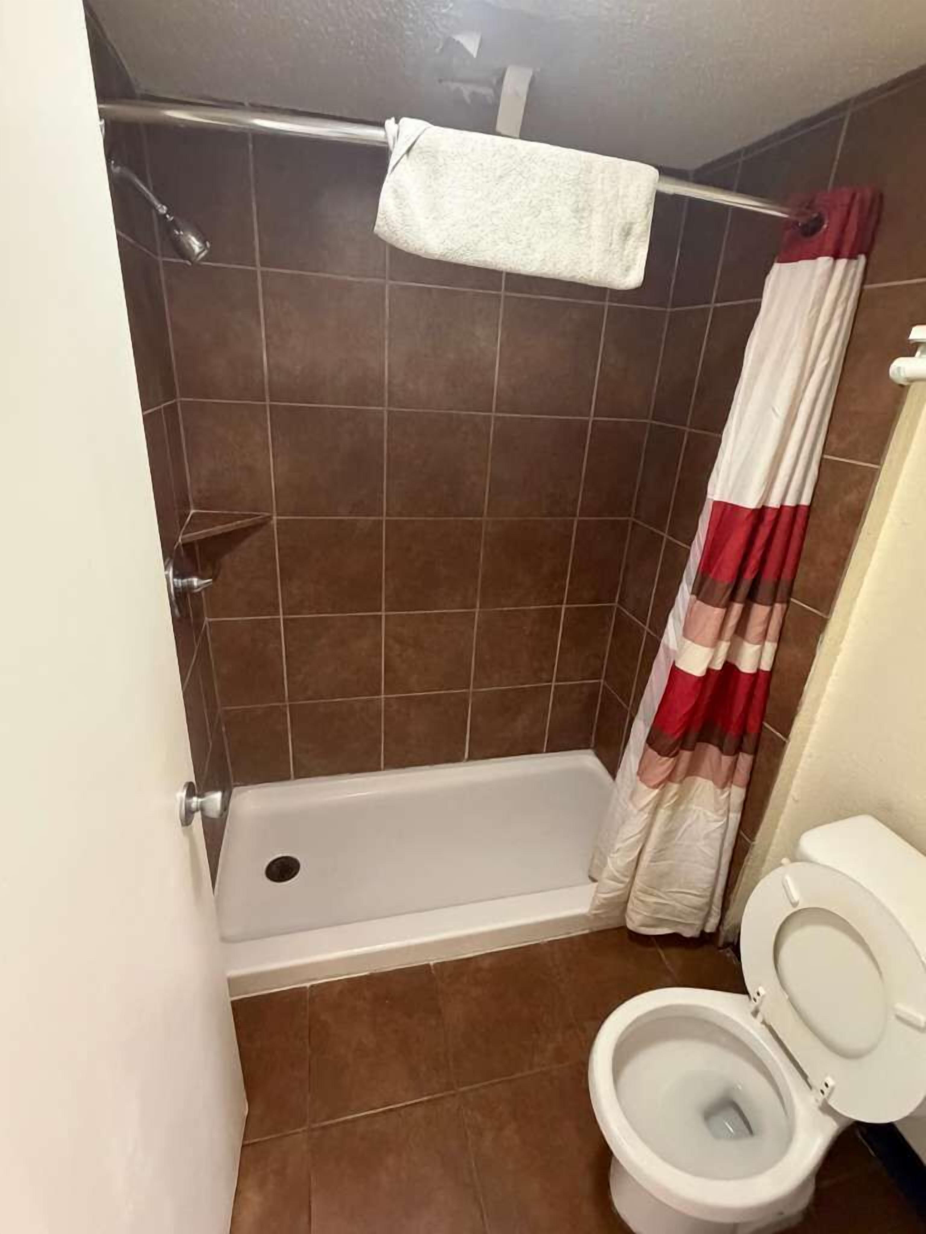 Standard Room, Bathtub Grab Bars, Non Smoking | Bathroom