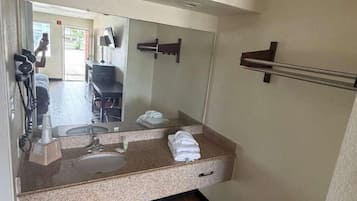 Dusche, kostenlose Toilettenartikel, Haartrockner, Handtücher