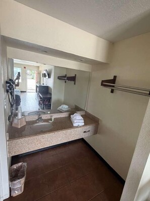 Regadera, amenidades de baño gratuitas, secadora de cabello, toallas 