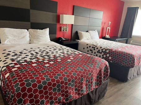Desk, free WiFi, bed sheets. FairBridge Inn near Riverwalk - Alamo