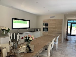 Fridge, microwave, oven, stovetop - Superb villa with pool between sea and mountains, Golfe de St Tropez, 6 pers (la garde freinet)