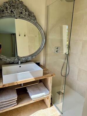 Shower, hair dryer, towels, toilet paper - Superb villa with pool between sea and mountains, Golfe de St Tropez, 6 pers (la garde freinet)