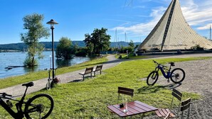 Un parc doté d’une structure conique originale, de bancs, d’un vélo et d’un lampadaire.