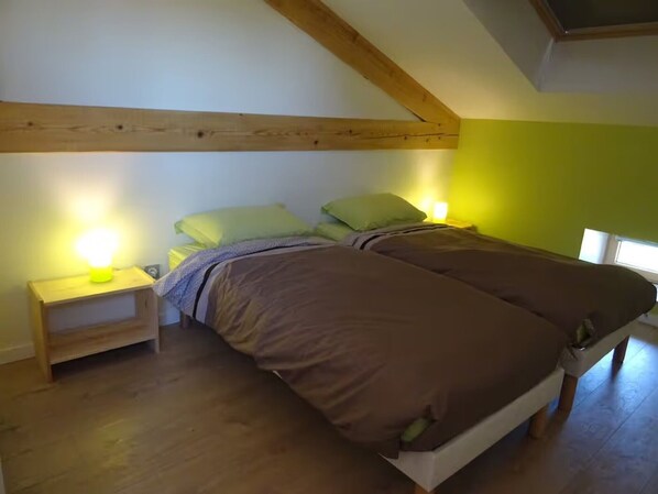 4 bedrooms, iron/ironing board, WiFi, bed sheets