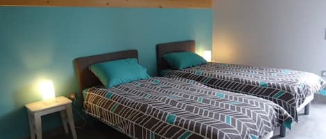 4 bedrooms, iron/ironing board, WiFi, bed sheets