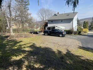 Property grounds - Serene 3-Bedroom / 1-Bath Apartment in Corning on the Historic Southside Hill (Corning)