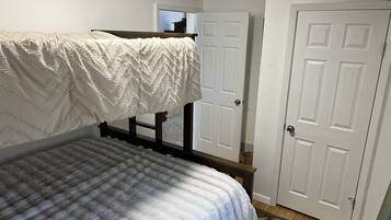 3 bedrooms, desk, free WiFi, bed sheets