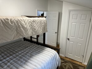 3 bedrooms, desk, free WiFi, bed sheets - Serene 3-Bedroom / 1-Bath Apartment in Corning on the Historic Southside Hill (Corning)