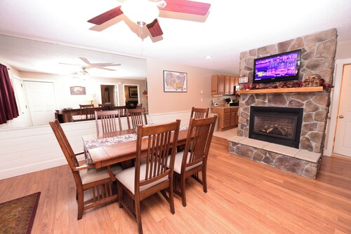 Steps to Settlers Green | 3BR, 2 Bath, Sleeps 8 | Central AC + Fireplace