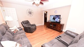 Smart TV, fireplace - Steps to Settlers Green | 3BR, 2 Bath, Sleeps 8 | Central AC + Fireplace (North Conway)