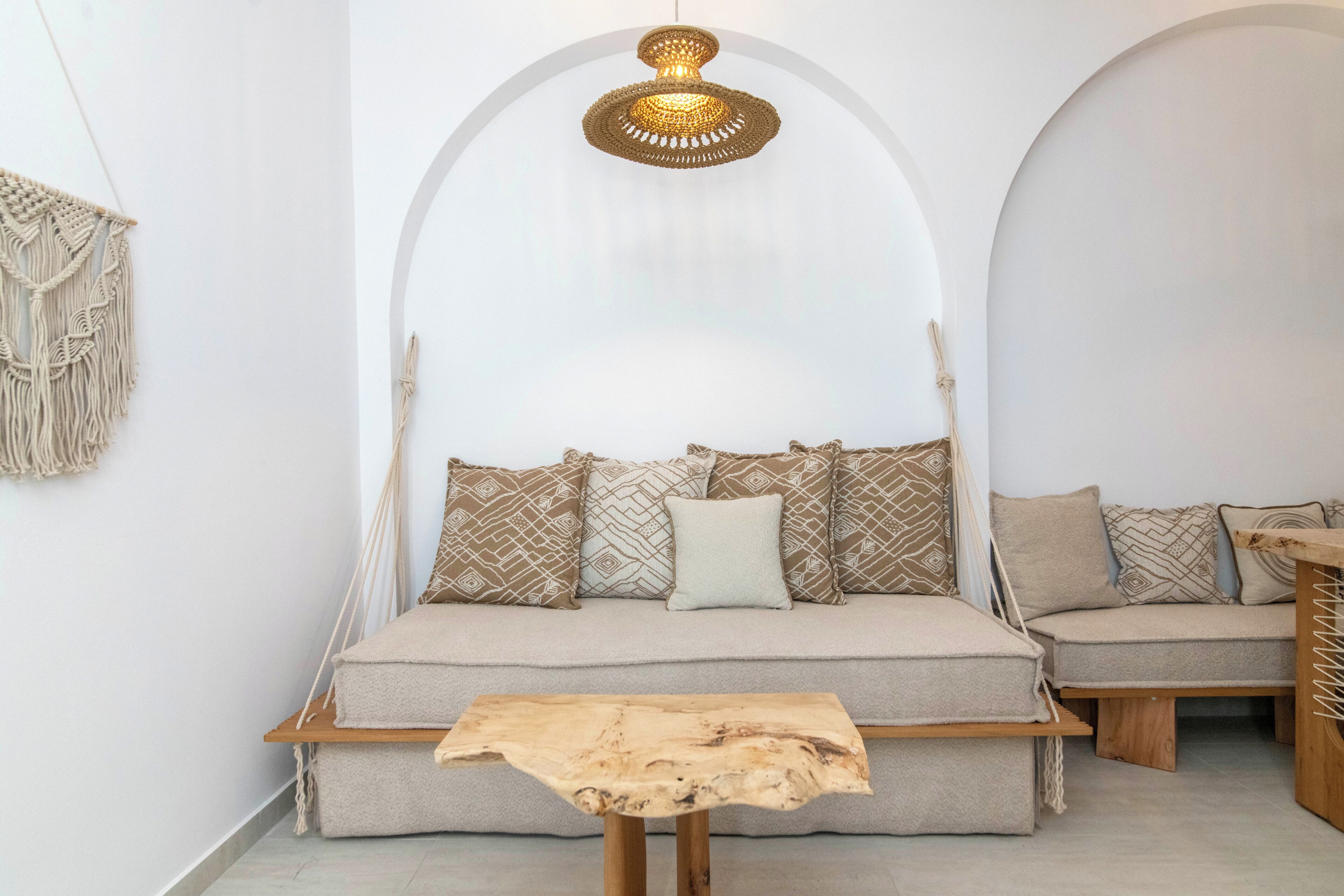 Apartamento grand, vista para o mar | Área de estar | TV de tela plana