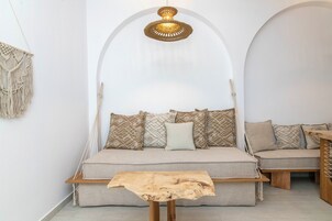 Apartamento Grand, vistas al mar | Zona de estar | Una televisión de pantalla plana