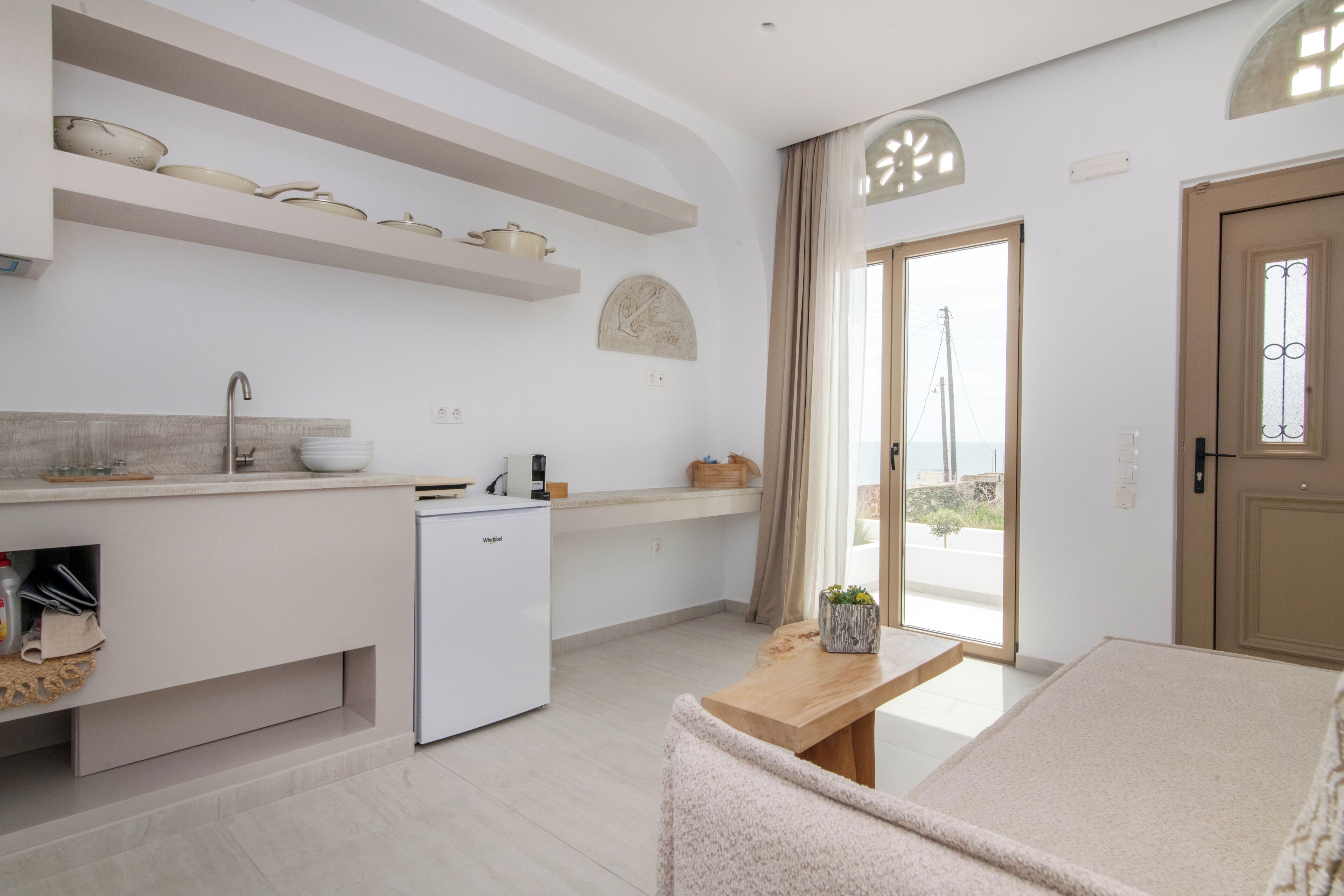Apartamento, vista para o mar | Área de estar | TV de tela plana