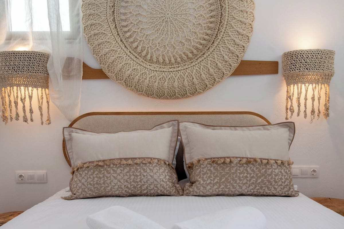 House, 1 Queen Bed | Iron/ironing board, free WiFi