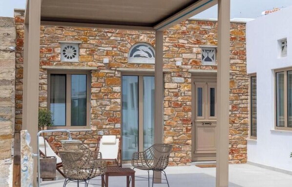 Outdoor dining - Joyful (Tinos)