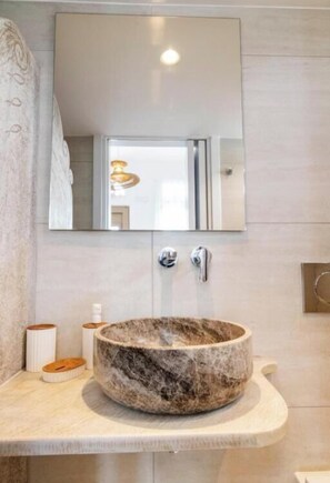 House, 1 Queen Bed | Bathroom - Joyful (Tinos)