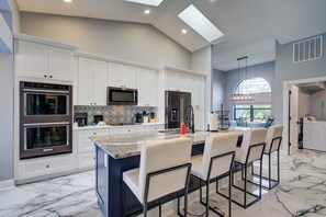 Fridge, microwave, oven, stovetop - Luxurious waterfront Cape Coral Oasis (Cape Coral)