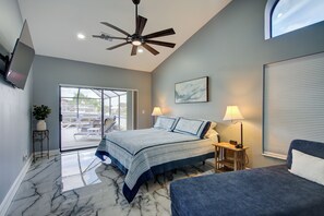 3 bedrooms, iron/ironing board, travel cot, free WiFi - Luxurious waterfront Cape Coral Oasis (Cape Coral)