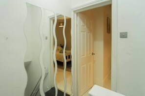 A hallway with a white door leading to a bedroom. - Stylish 2bdr 10m to City Centre Free Parking (Manchester)