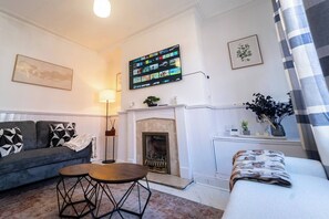 House, 2 Bedrooms | Living room - Stylish 2bdr 10m to City Centre Free Parking (Manchester)