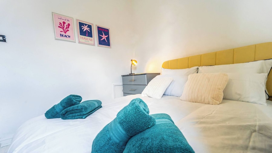 Stylish 2bdr 10m to City Centre Free Parking
