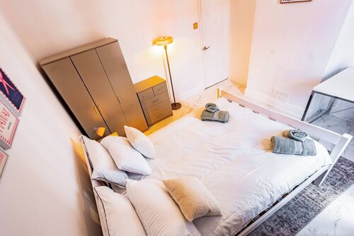 Stylish 2bdr 10m to City Centre Free Parking