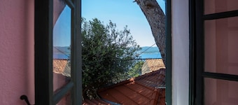 Charming Holiday Apartment in the Heart of Postup Vineyards – Spectacular Sea Views!