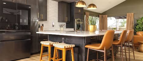 Fridge, oven, stovetop, dishwasher