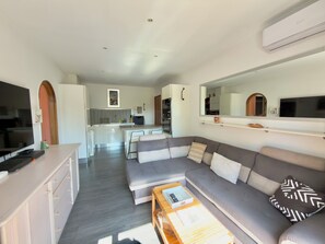 A modern living area with a sofa, coffee table, and a TV. - In the heart of Saint-Aygulf, 300m from shops and beach (Fréjus)
