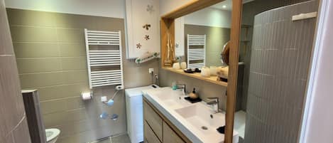 Shower, towels, soap, toilet paper