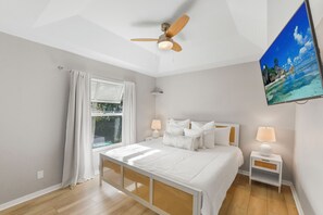 4 bedrooms, iron/ironing board, WiFi, bed sheets - Waterfront Coastal Home | Pool, Spa & Walk To Food (Marco Island)