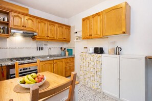 Een oven, een kookplaat, een koffiezetapparaat/waterkoker