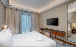 2 bedrooms, desk, iron/ironing board, WiFi - Elegant 2BR Opera Apartment | Balcony • Pool Access • Free Parking (Dubai)