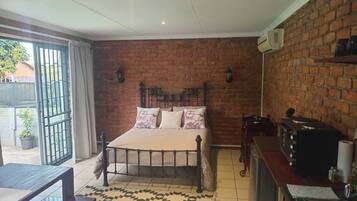 House, 1 Bedroom, Patio, Pool View | Interior
