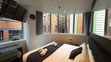 Studio, vue ville | Coffres-forts dans les chambres, bureau