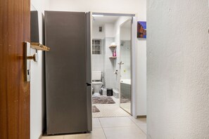 Un bagno con servizi igienici, lavandino e doccia.