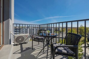 Outdoor dining - Elegant Apartment | Parking, Balcony, Air Conditioning (Warszawa)