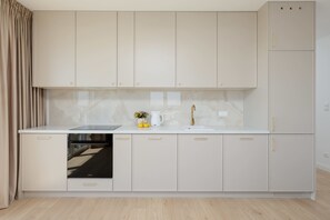 Fridge, oven, stovetop, dishwasher - Elegant Apartment | Parking, Balcony, Air Conditioning (Warszawa)