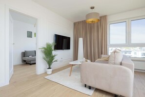 TV, offices - Elegant Apartment | Parking, Balcony, Air Conditioning (Warszawa)