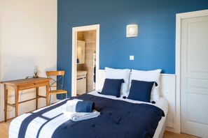 Iron/ironing board, WiFi, bed sheets