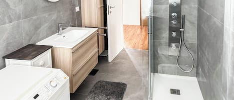 Appart'hĂŽtel, balcon | Salle de bain