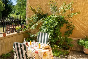 Outdoor dining - Guest Rooms "La Pausa Verda" with Shared Terrace, Garden, and Wi-Fi (Montréal)
