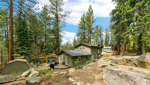 A house surrounded by a forest with a dirt driveway and large rocks. - The “Pine Tree Cabin”. Hot Tub, 4Br, 2 Ba, A/C, Near beaches, casinos, skiing (Stateline)