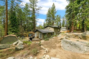 A house surrounded by a forest with a dirt driveway and large rocks. - The “Pine Tree Cabin”. Hot Tub, 4Br, 2 Ba, A/C, Near beaches, casinos, skiing (Stateline)