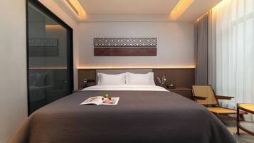 Escritorio, cortinas blackout, wifi gratis y ropa de cama